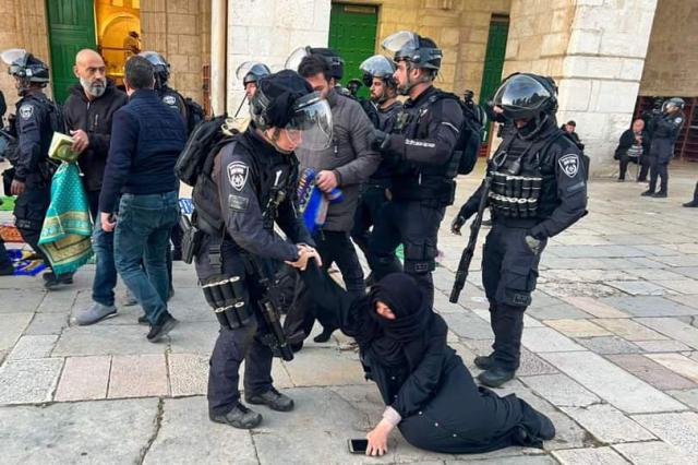 Israele, irruzione polizia nella Moschea di Al-Aqsa: 350 arresti. Turchia: "Attacco e provocazione inaccettabile"