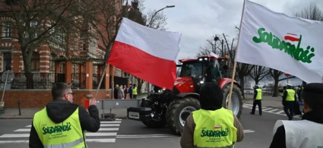 Zelensky in Polonia, la protesta degli agricoltori: &ldquo;In ginocchio dopo l&rsquo;abolizione delle tariffe doganali sul grano ucraino&rdquo;