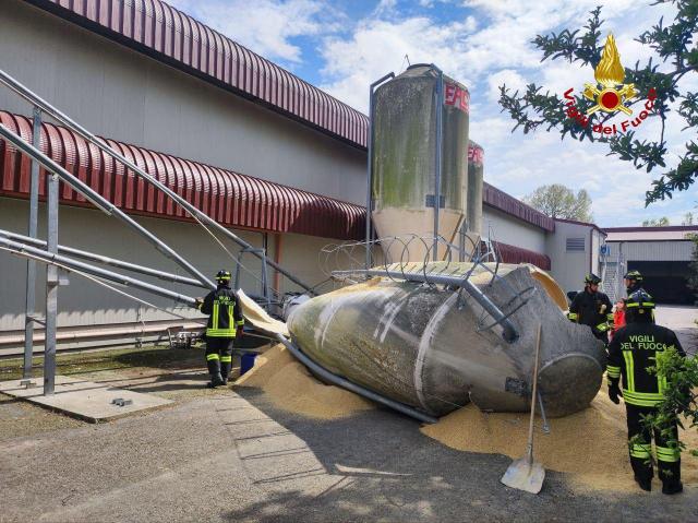 Crolla silos di mangimi e investe un'auto: tre morti a Forl&igrave;, due sono minorenni