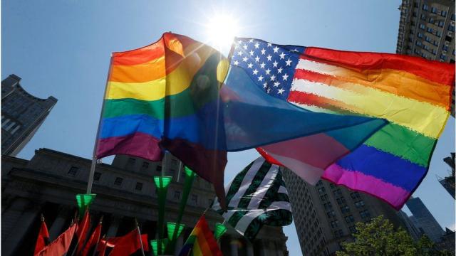Usa, per la Corte suprema un atleta transgender pu&ograve; gareggiare con le ragazze. E la Casa Bianca diventa arcobaleno