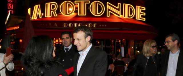Parigi, i manifestanti bruciano il ristorante preferito di Macron