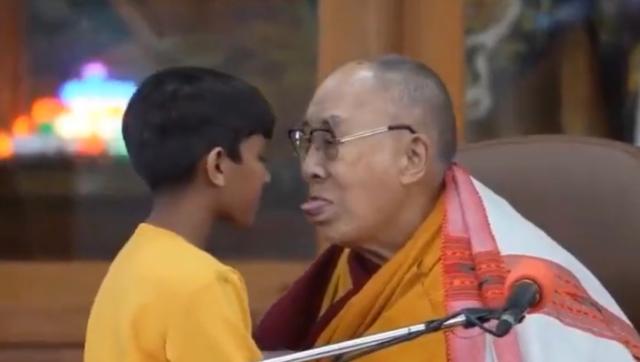 Dalai Lama bacia un bambino: "Succhiami la lingua", un gesto inqualificabile. Nessuna condanna radicale?