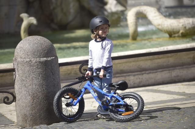 Milano, bimbo di 5 anni investe anziana in bici e la uccide: pap&agrave; indagato per omicidio colposo