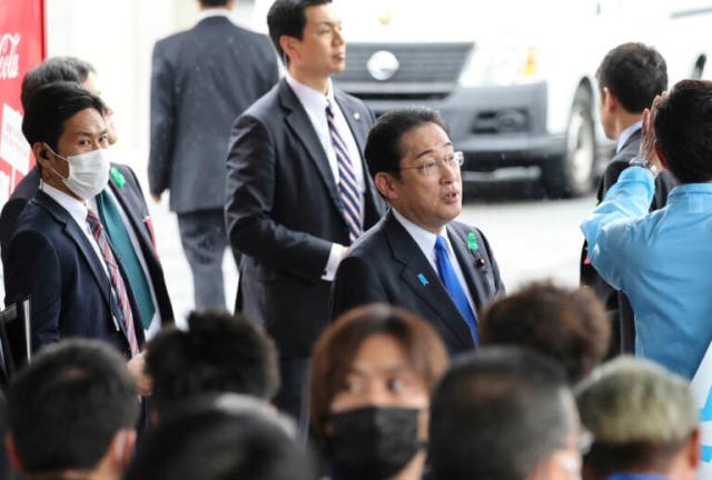 Giappone, attentato al premier Kishida. Lanciata bomba carta al comizio, tutti illesi