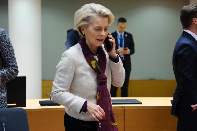 Von der Leyen denunciata per sms con il CEO di Pfizer