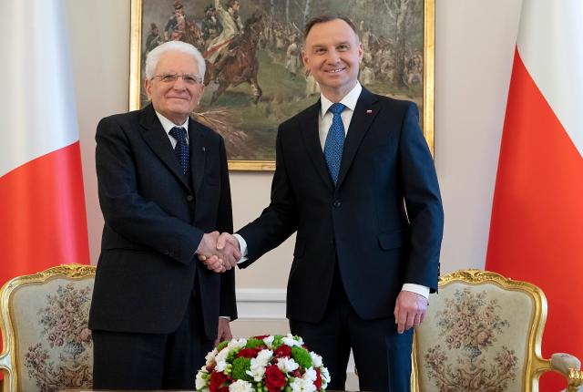 Migranti, Mattarella in Polonia da Duda: "L'Ue superi norme preistoriche. Serve una nuova politica d'asilo"