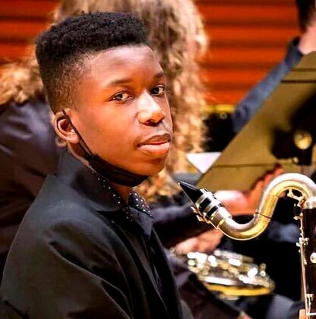 Usa, il 16enne afroamericano Ralph Yarl suona alla casa sbagliata e il proprietario gli spara alla testa