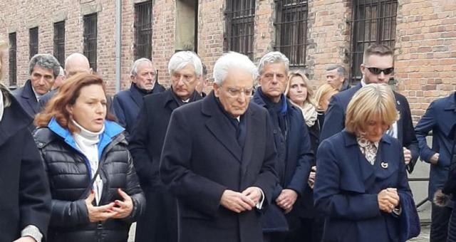 Mattarella visita Auschwitz: "Ecco l'orrore. Gi&agrave; studiarlo &egrave; impressionante ma vederlo &egrave; un'altra cosa"