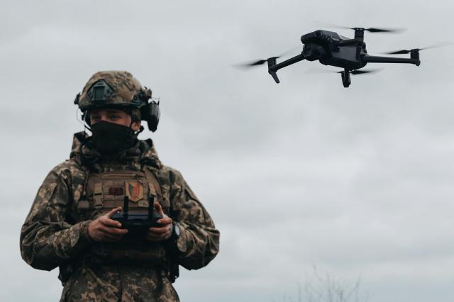 Guerra in Ucraina, pioggia di droni nella notte: abbattuti sei velivoli. Morto in combattimento ex deputato