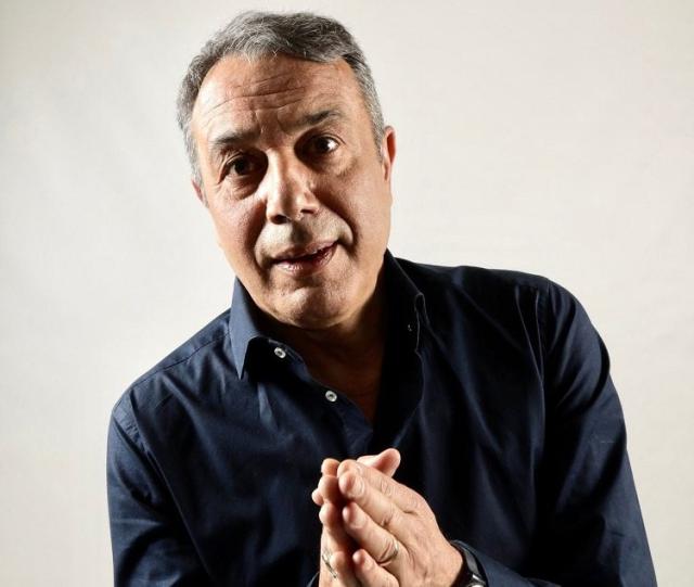 Addio a Federico Salvatore, morto a 63 anni il comico napoletano