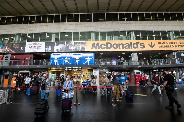 Roma Termini, rapinati con una pistola due turisti americani: gli aggressori sono un libico e un tunisino