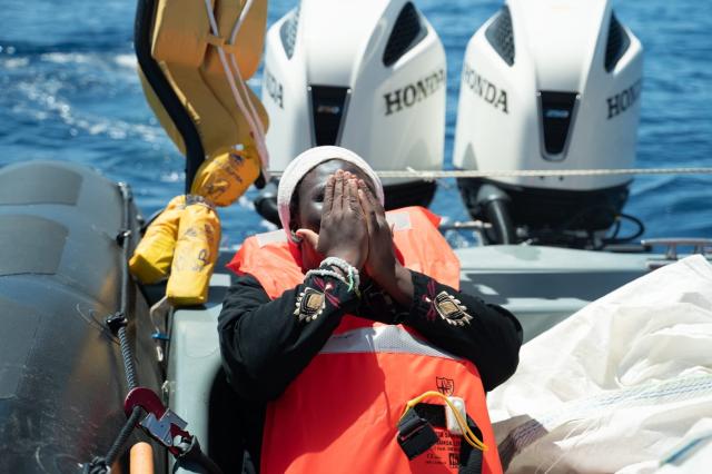 Migranti, la maggioranza prima cambia e poi approva la norma sulla protezione speciale. Ira dem