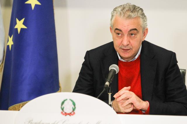 Covid, l'ex commissario Arcuri a processo per abuso d'ufficio: mascherine pericolose e acquistate con modalit&agrave; sospette