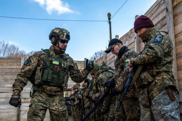 Guerra in Ucraina, file pentagono: "Kiev mirava a colpire i russi in Siria", ma l'operazione salt&ograve;