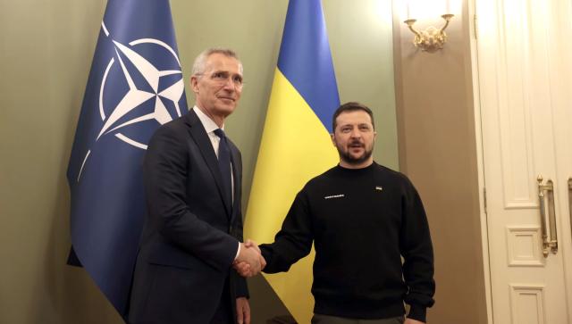 Guerra Ucraina, Stoltenberg annuncia l'invio di caccia militari a Kiev: "Futuro del Paese &egrave; nella Nato"