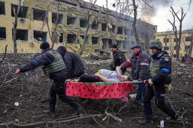World Press Photo 2023, premiata la foto simbolo dell'attacco all'ospedale di Mariupol