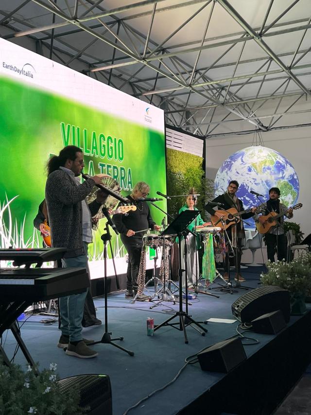 Concerto di Tony Esposito al Villaggio per la Terra, omaggio a Pino Daniele