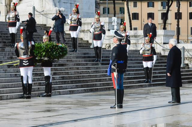 25 aprile, Sergio Mattarella e Giorgia Meloni all'Altare della Patria. Le tappe dei politici