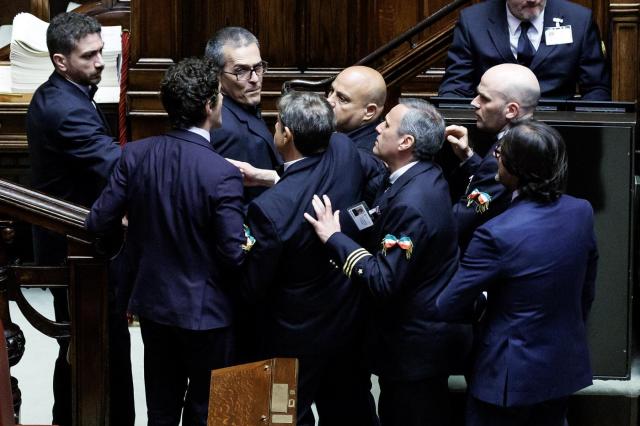 Def, maggioranza sotto alla Camera, ira Meloni: "Non ho parole". Oggi nuovo voto