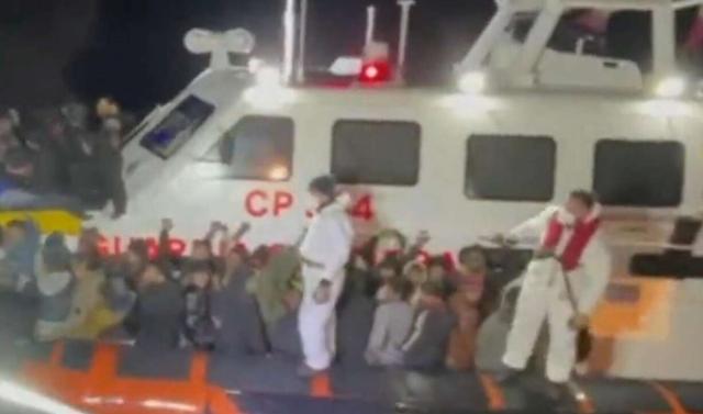 Peschereccio assalta un barchino di migranti per rubare il motore, annega una bimba di 4 anni