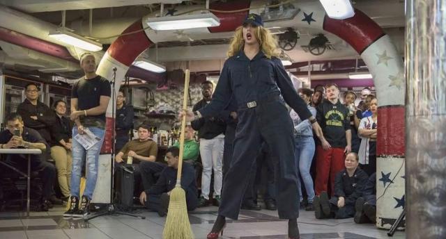 Usa, un influencer drag queen per convincere le nuove reclute ad arruolarsi in Marina