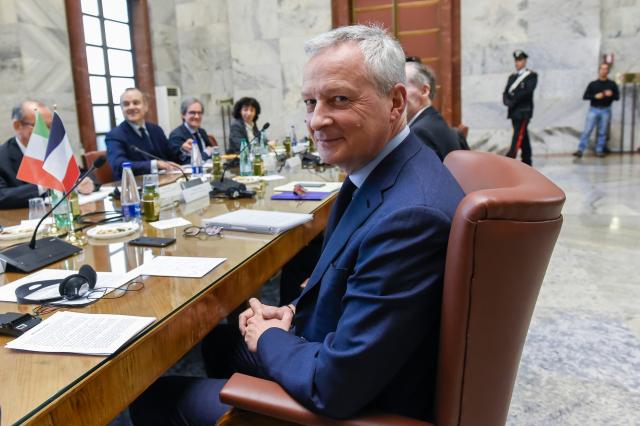 Francia, romanzo erotico "Fuga americana" del Ministro dell'Economia Le Maire. Polemiche sui social e nelle strade