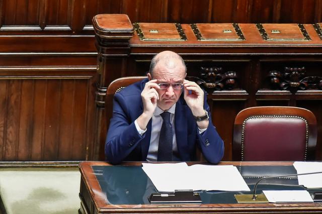 Scuola, approvato il decreto per la nuova maturit&agrave; 2026: tra le novit&agrave; bocciatura per chi rifiuta l'orale, riduzione commissari interni ed esterni