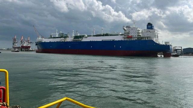 Rigassificatore Piombino, Eni annuncia l&rsquo;arrivo del primo carico di 170mila metri cubi di gnl. Una goccia nel mare del fabbisogno nazionale (68 mld)