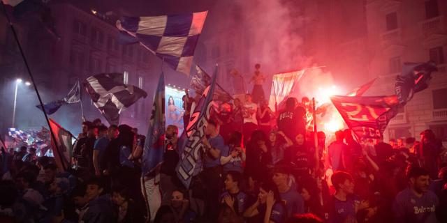 Festa scudetto Napoli, feriti tre ragazzi da colpi di pistola. Vincenzo Costanzo muore a 26 anni 