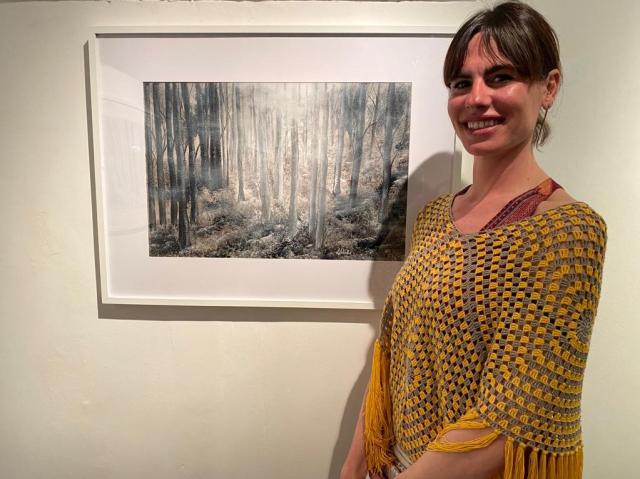 Francesca Sacchi Tommasi davanti un quadro di Luciano Sabadin