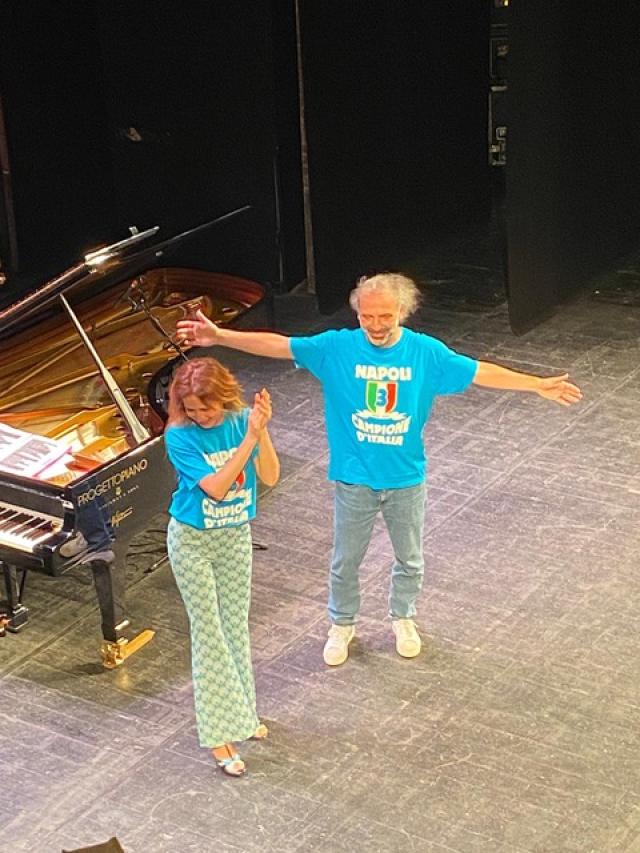 Stefano Bollani &egrave; un Assoluto. Dal Teatro San Carlo per una Rapsodia in blu al Teatro Trianon dipinto d&rsquo;azzurro, stupor mundi. 