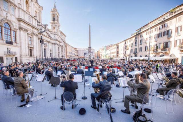 75esimo anniversario del Senato, Piazza Navona allietata ieri dalla banda interforze. Oggi il concerto di Morandi davanti a Mattarella e Meloni