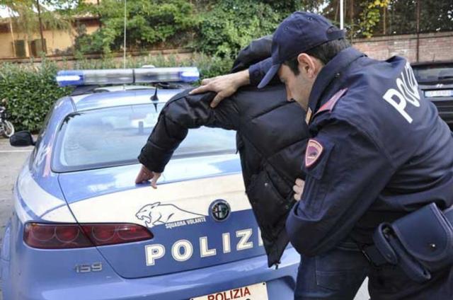 Milano, pedofilo 50enne arrestato, soldi a famiglie bisognose per abusare delle figlie, diceva: "Basta foto, voglio bimbe vere"