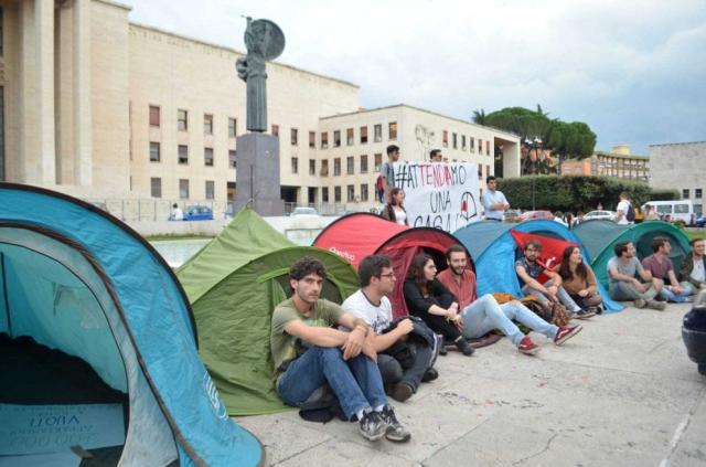 Caro affitti, studenti in tenda nelle principali citt&agrave; italiane. Rimbalzo di responsabilit&agrave; tra Valditara e i sindaci di centro sinistra
