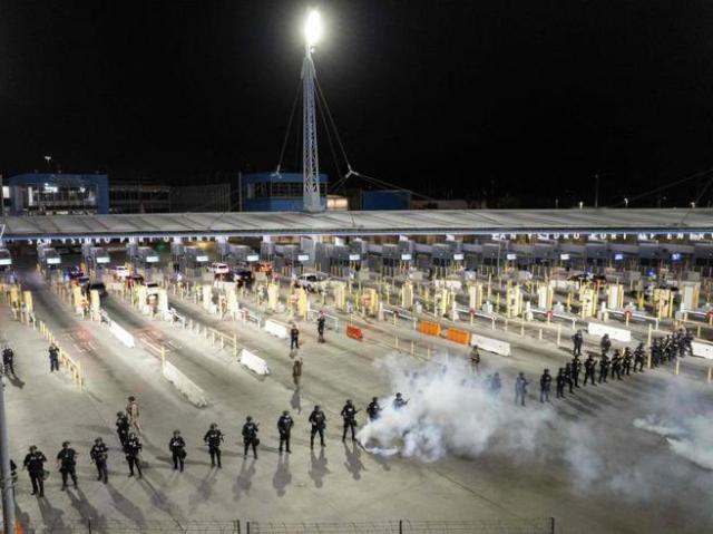 Migrazioni Messico-Usa, in 250mila al confine dopo la fine delle restrizioni Covid, ma Washington non cambia: "Vi respingeremo"