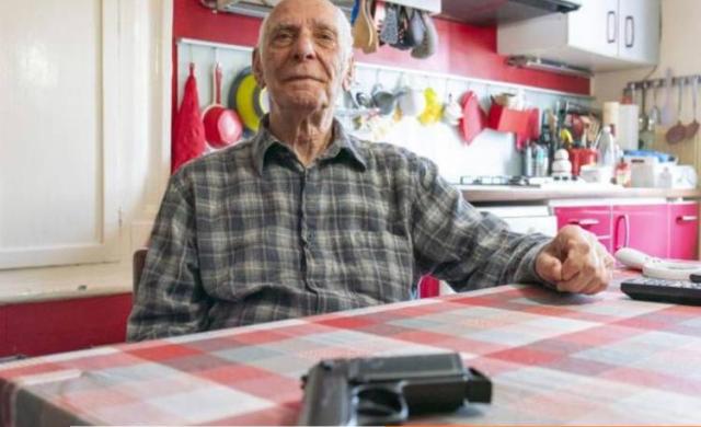 Tentato stupro a Milano, il 94enne che ha salvato la vicina dal 23enne gambiano: "Ho usato una scacciacani per spaventarlo"