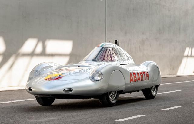 FuoriConcorso celebra l'aerodinamica delle auto al mondo pi&ugrave; iconiche sul lago di Como