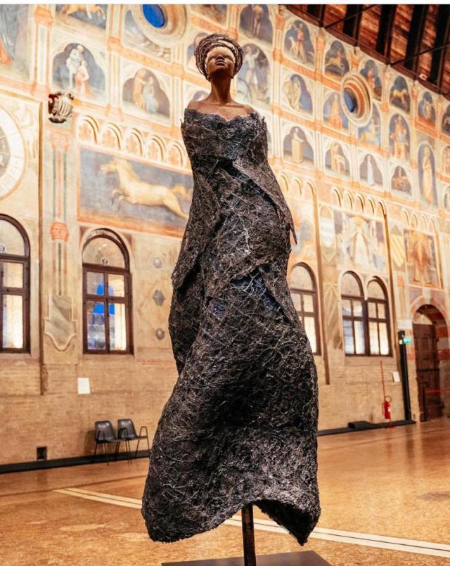 Ondatonda, le opere dell'artista Louise Manzon si animano in una performance che mischia scultura, danza e poesia