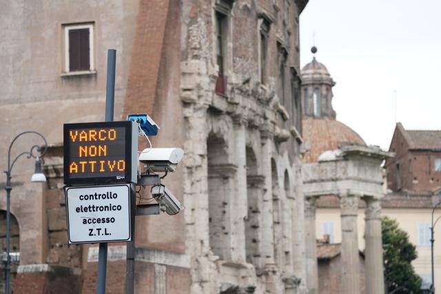Ztl Fascia Verde di Roma, arrivano le modifiche al provvedimento dopo le proteste. Gualtieri: "Nuova delibera non deve essere un colpo sulle persone"