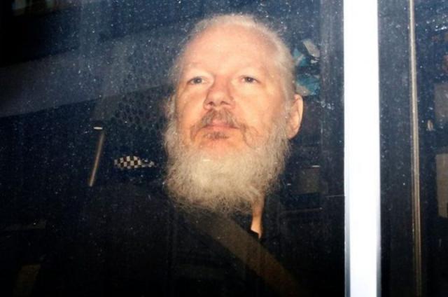 Julian Assange, graffiante lettera a Carlo III dal carcere: "Io prigioniero politico, onorato di risiedere tra queste mura" - TESTO COMPLETO