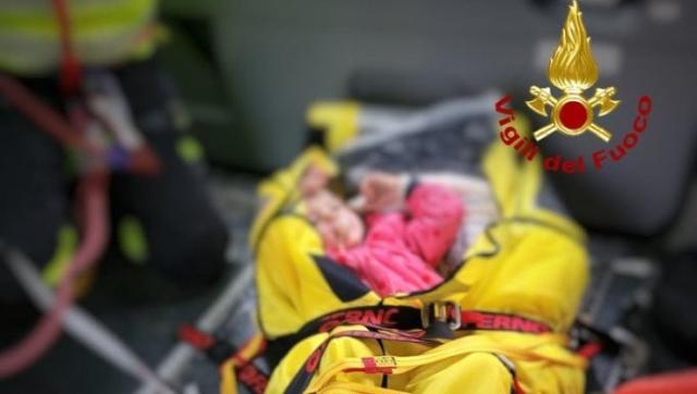 Castrocaro Terme, due neonate salvate dai vigili del fuoco insieme ai genitori: "Al sicuro e sorridenti"