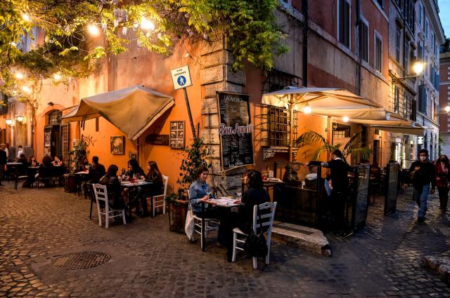 Appuntamento al buio con truffa, lui la porta a cena ma le lascia il conto da pagare: "Ha detto torno subito"