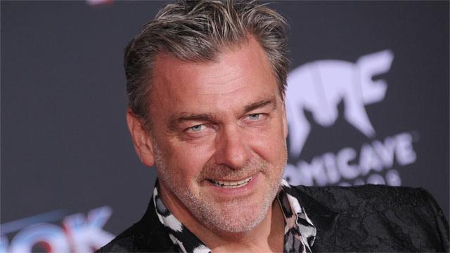 Addio a Ray Stevenson, morto ad Ischia per malore improvviso l'attore 59enne: stava girando un film