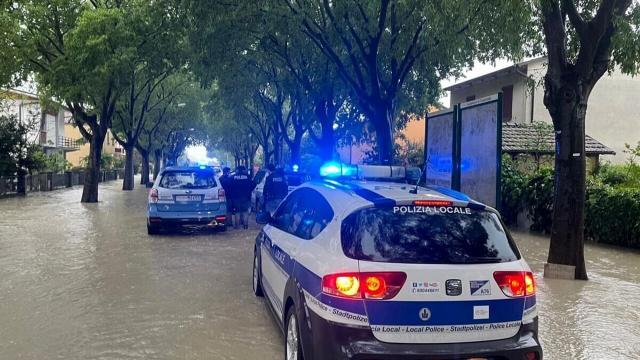 Alluvione Emilia Romagna, falsi volontari di origine albanese rubano 6 mila euro a coppia di anziani. Arrestati