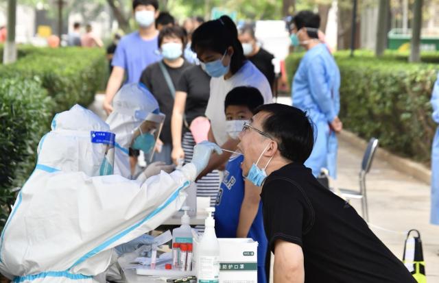 Covid Cina, l&rsquo;epidemiologo Zhong Nanshan: &ldquo;A giugno 65 mln di casi a settimana&rdquo; su una popolazione di 1,4 mld