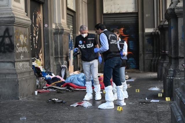 Napoli, clochard prende a sprangate agente di polizia nei pressi del Duomo: vigile spara 7 volte ferendolo a una gamba