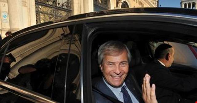 Vivendi, Bollor&egrave; cede  oltre 1,5 milioni di azioni (lo 0,14%) del capitale e la media company crolla in Borsa (fino al -9,8%)