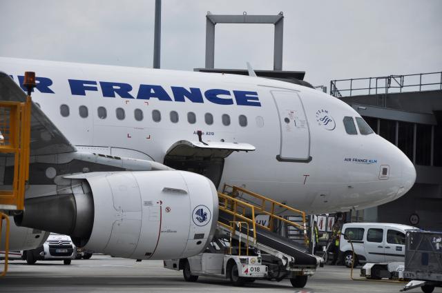 Francia, voli a corto raggio vietati per legge per ragioni ambientali: ma solo 4 rotte coinvolte 