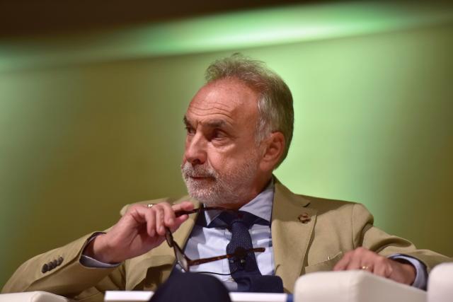 Cure Covid, Giuseppe Remuzzi, direttore Istituto Negri: &ldquo;antinfiammatori riducono del 90% la necessit&agrave; di ospedalizzazione&rdquo;