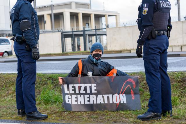 Ultima Generazione, in Germania sette arresti in tutto il Paese. Tra le accuse il tentato sabotaggio dell'oleodotto Trieste-Ingolstadt 